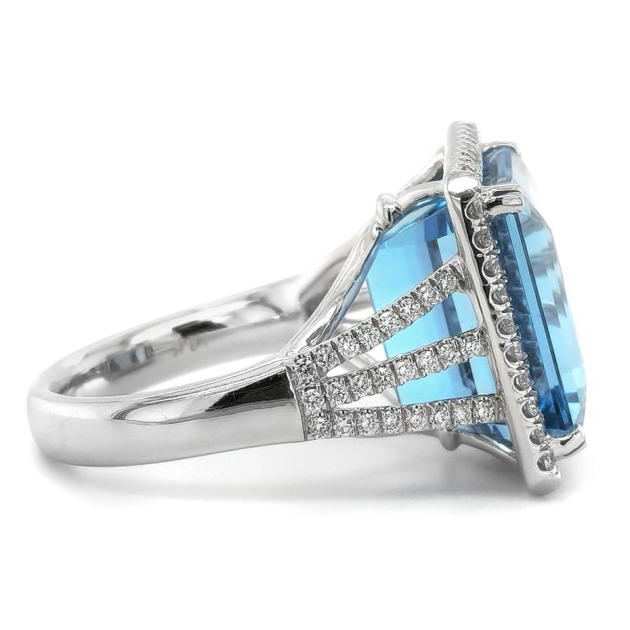 Natural Aquamarine 15.25 carats set in 14K White Gold Ring with 0.67 carats Diamonds / GIA Report