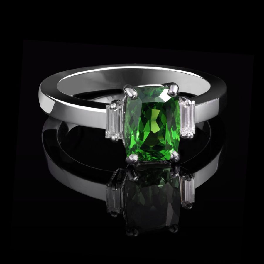 Natural Tsavorite 2.20 carats set in 18K White Gold Ring with 0.21 carats Diamonds