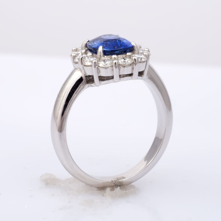 Natural Blue Sapphire 2.45 carats set in 18K White Gold Ring with 0.83 carats Diamonds 