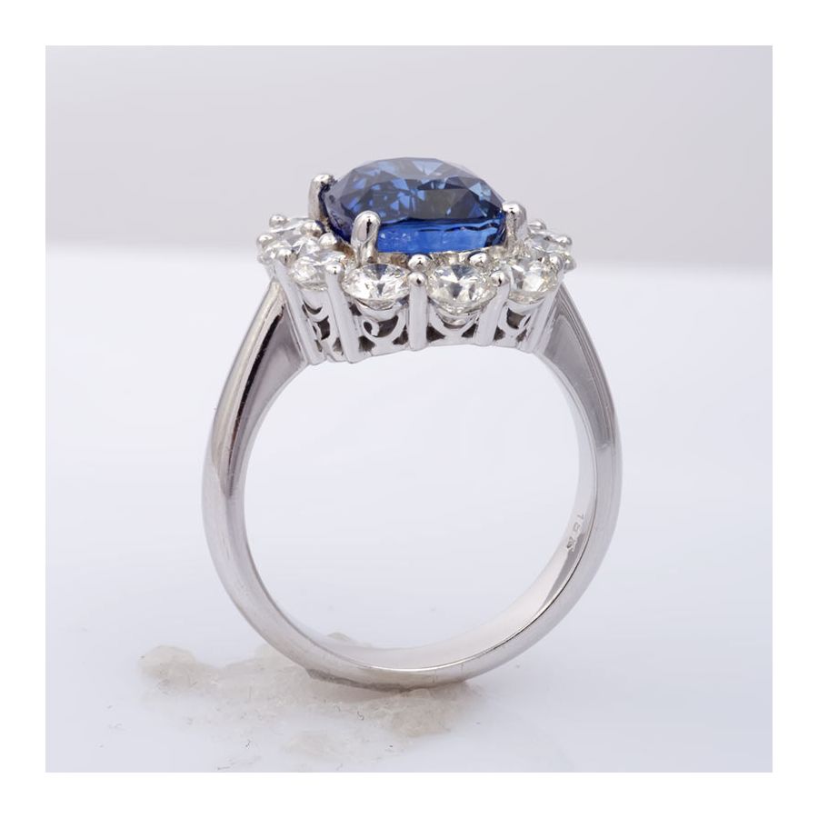 Natural Blue Sapphire 5.20 carats set in 18K White Gold Ring with Diamonds 1.72 carats