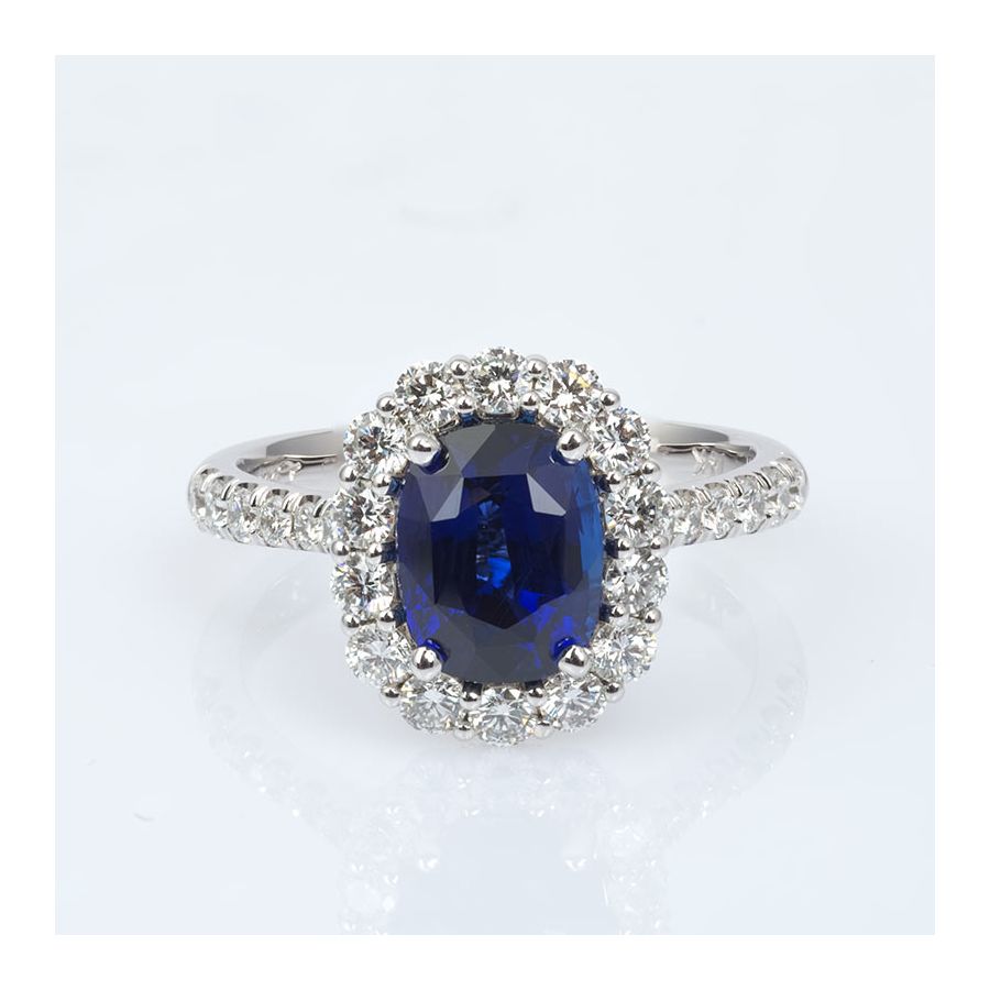 Natural Blue Sapphire 2.57 carats set in 14K White Gold Ring with Diamonds 