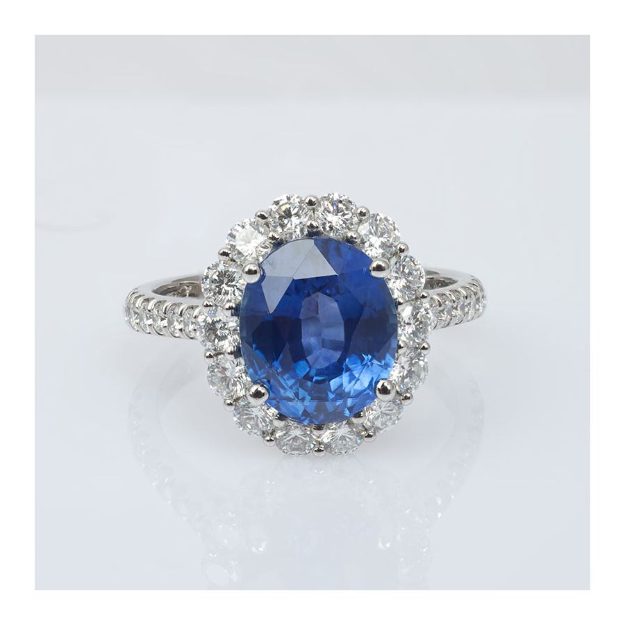 Natural Blue Sapphire 3.65 carats set in Platinum Ring with Diamonds / GIA Report