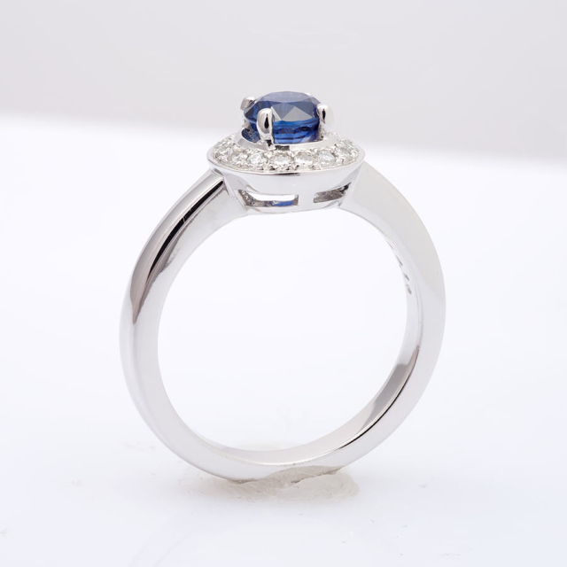 Natural Blue Sapphire 0.80 carats set in 14K White Gold Ring with 0.19 carats Diamonds