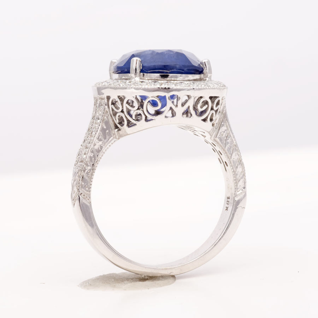 Natural Blue Sapphire 7.67 carats set in 18K White Gold Ring with Diamonds
